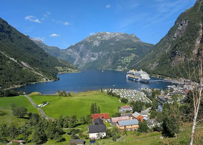 Mountain With Seaview, Near Geiranger Vakantiehuis